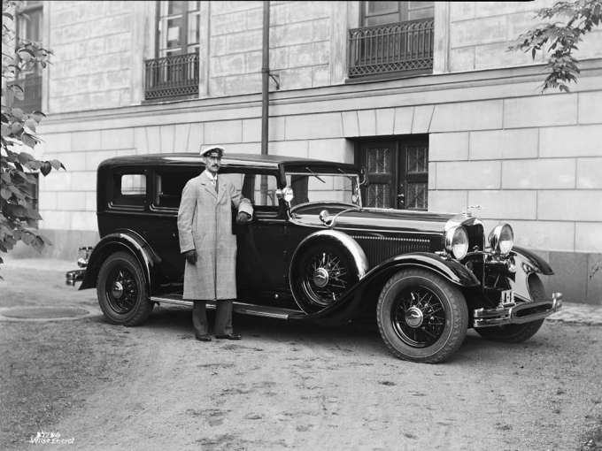 Kong Haakon med Lincoln A-1 i Slottsgården, 1931. Foto: Anders Beer Wilse / De kongelige samlinger